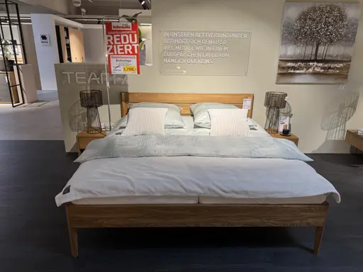 Bett mit Nachtkästchen TEAM 7 Light / Lunetto